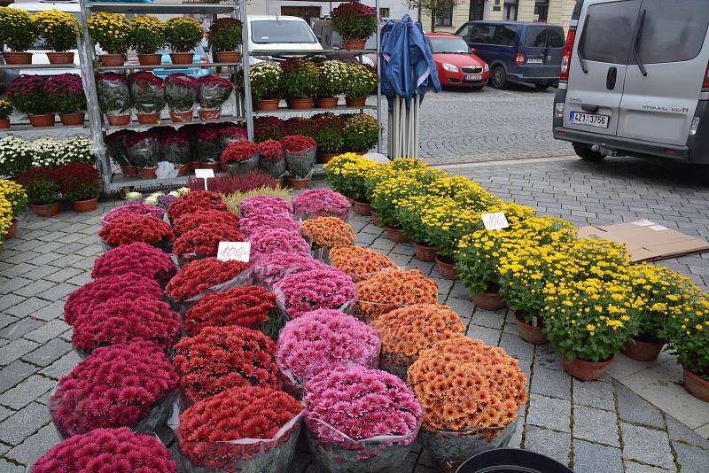 Dušičkové vazby, ale i med, sýry, uzeniny a spoustu dalších věcí si mohli ve čtvrtek koupit lidé na letošních posledních farmářských trzích v Přerově. Konaly se na Masarykově náměstí.