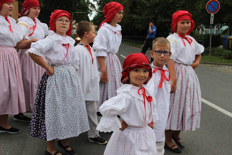 Velkolepý průvod krojovaných Hanáků městem a Ječmínkova jízda králů - takový byl vrchol Kojetínských hodů, které trvaly tři dny. Průvod si nenechaly ujít stovky místních lidí.