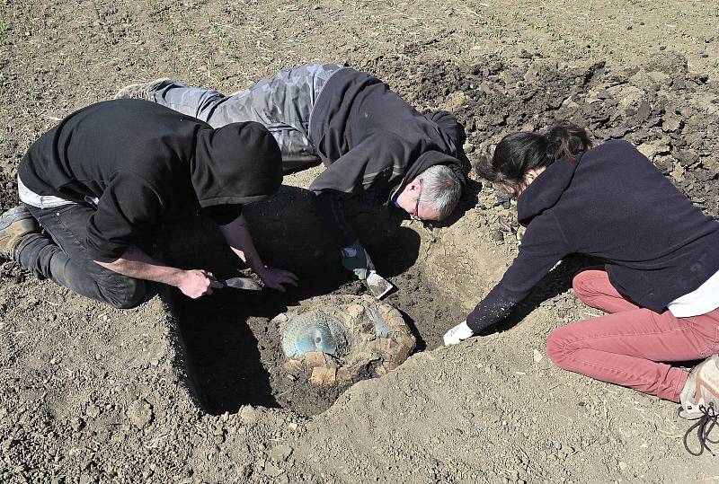 Archeologové odkryli na poli na Přerovsku depot z pozdní doby bronzové.