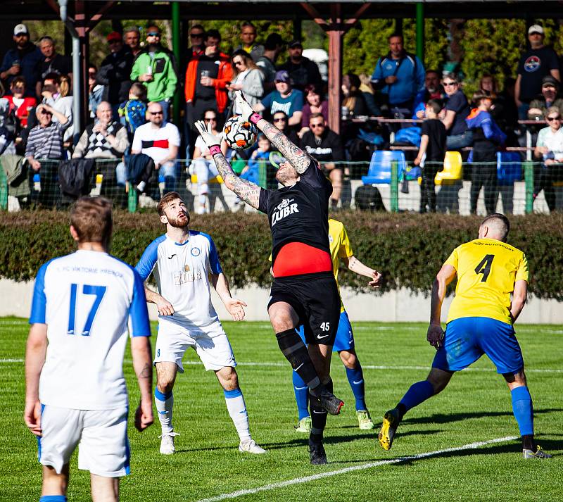 Fotbalisté Kozlovic (ve žlutém) doma porazili v derby 1. FC Viktorie Přerov 3:0.