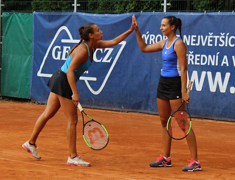 Tenisový Zubr Cup pokračoval semifinálovými zápasy singlu a finále deblu. Lenka Juríková a Jana Jablonovská