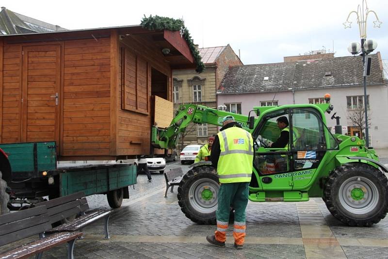 Instalace dřevěných stánků a zdobení vánočního stromu v Přerově