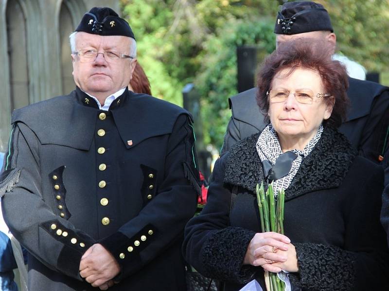 Ostatky žen a dětí, obětí krvavého masakru na Švédských šancí, byly v pátek 14. října převezeny ze hřbitova v Olomouci-Neředíně na přerovský hřbitov. 