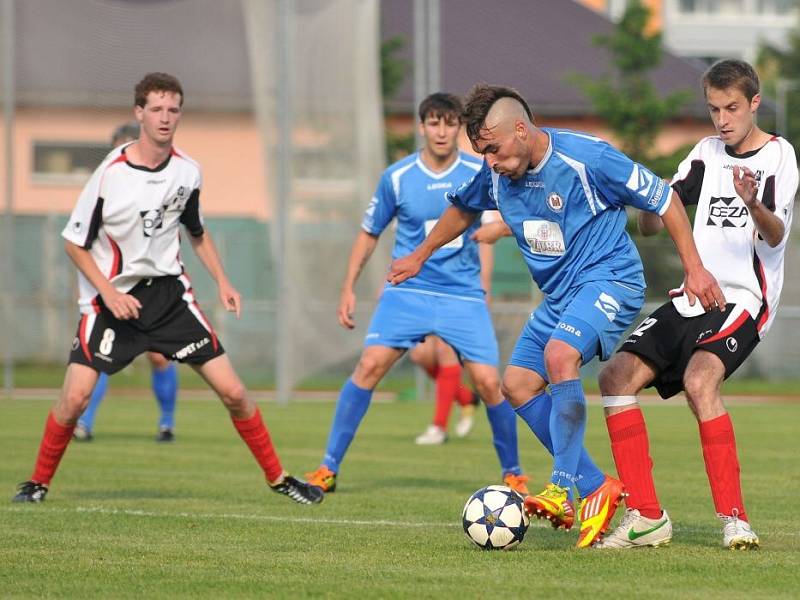 Fotbalisté Viktorie Přerov (v modrém) proti Valašskému Meziříčí