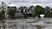 Rozvodněná Morava v Kojetíně, zaplavila třeba i fotbalové hřiště nebo loděnici. 15.10. 2020