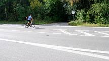 V Lipnické ulici v Přerově, kde došlo k tragické nehodě, si krátí cestu přes frekventovanou silnici cyklisté i chodci.