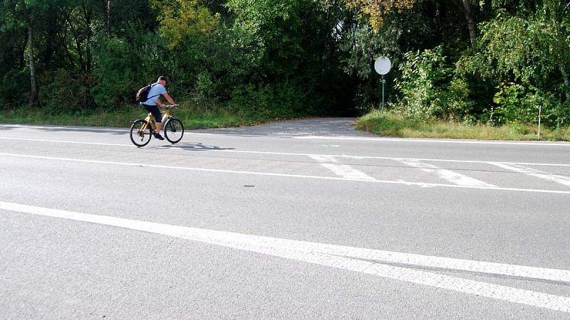 V Lipnické ulici v Přerově, kde došlo k tragické nehodě, si krátí cestu přes frekventovanou silnici cyklisté i chodci.