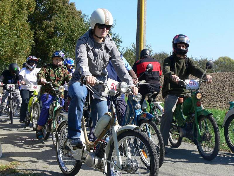 Čtvrtý ročníku závodu mopedů nazvaného Záhorská střela se uskutečnil v sobotu 24. září v Býškovicích na Přerovsku.