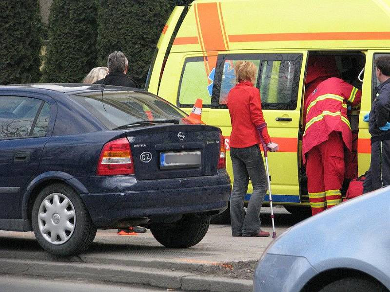 Nehoda před Gymnáziem J. Škody: auto tam srazilo dvě dívky