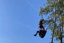 Hasiči vyprošťovali ve čtvrtek z korun stromů dva paraglidisty.