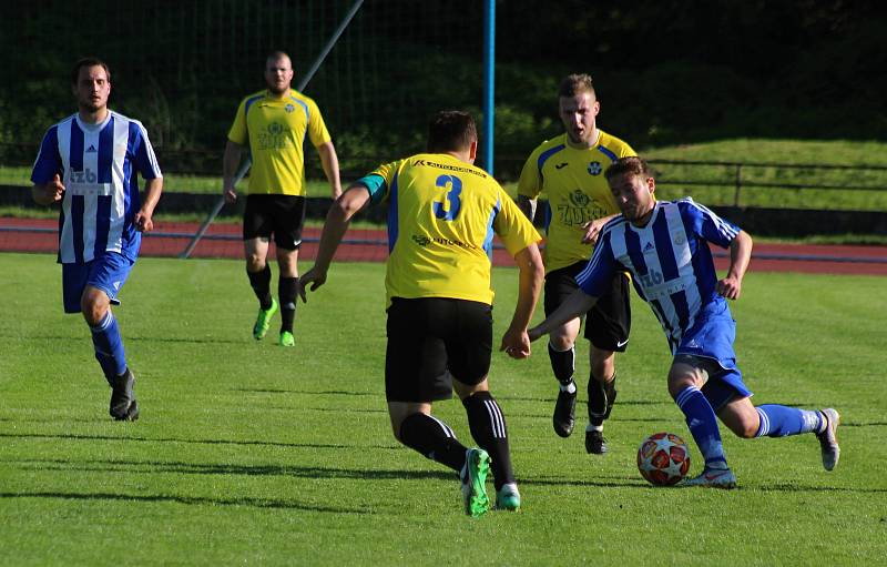 Fotbalisté SK Hranice (v modrém) doma nestačili na Kozlovice.