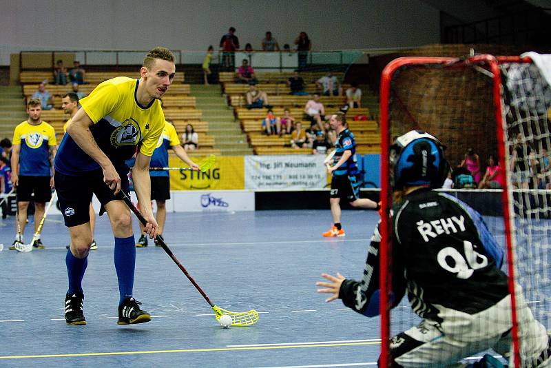 Exhibiční utkání mezi hokejisty HC Zubr Přerov a florbalisty FBC Přerov skončilo remízou 22:22. Foto: Deník/Jan Pořízek