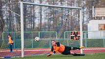 Fotbalové derby mezi domácím Přerovem a Kozlovicemi ovládla 2:1 Viktorka. Petr Bělík kryje volný přímý kop. Foto: Deník/Jan Pořízek