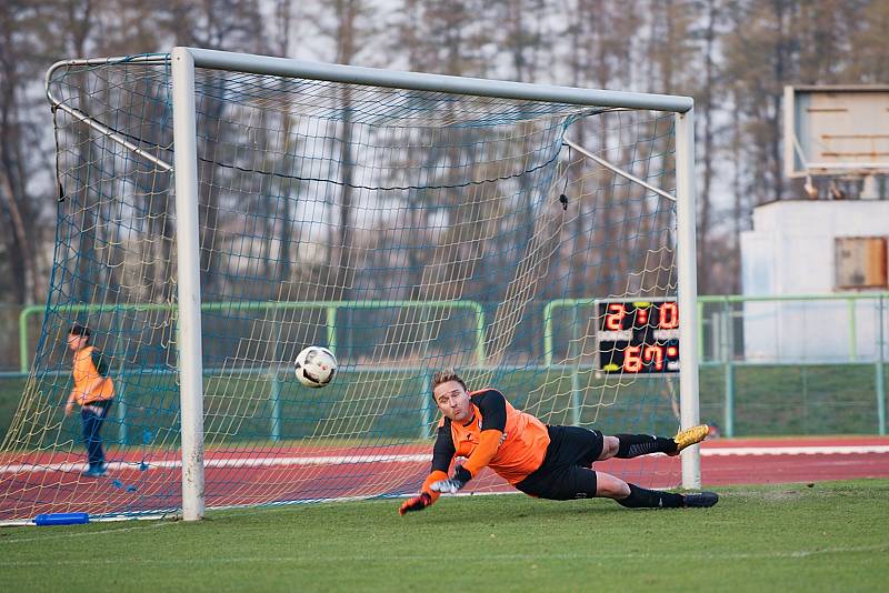 Fotbalové derby mezi domácím Přerovem a Kozlovicemi ovládla 2:1 Viktorka. Petr Bělík kryje volný přímý kop. Foto: Deník/Jan Pořízek