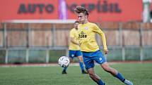 Městské derby mezi 1. FC Viktorie Přerov (v bílém) a FK Kozlovice (1:5). Dominik Skopal