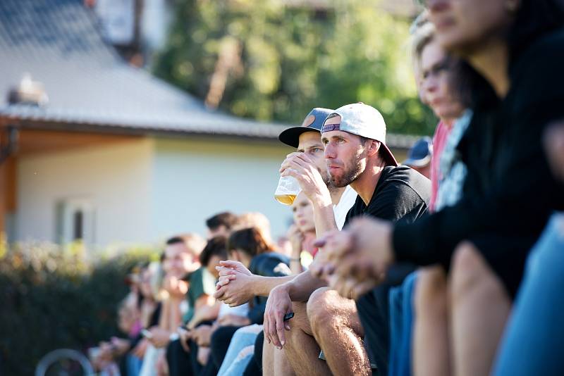 Fotbalisté FK Kozlovice (ve žlutém) proti 1. FC Viktorie Přerov