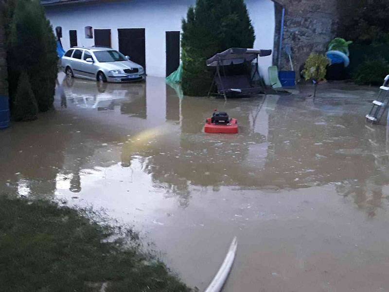 Lokální bouřky si vyžádaly přibližně 40 zásahů hasičského záchranného sboru