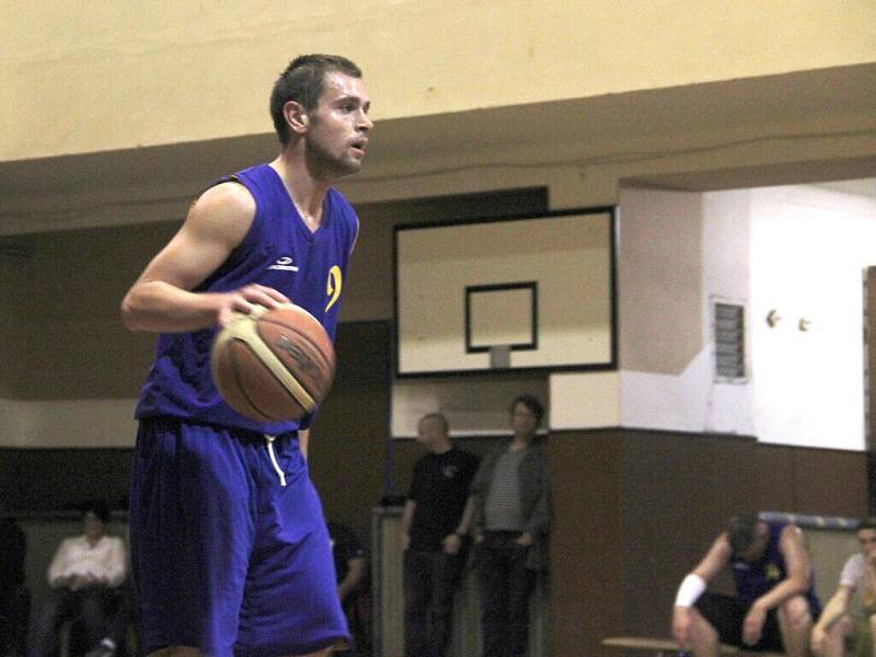 Basketbalisté Přerova (ve žlutém) proti Lipníku nad Bečvou