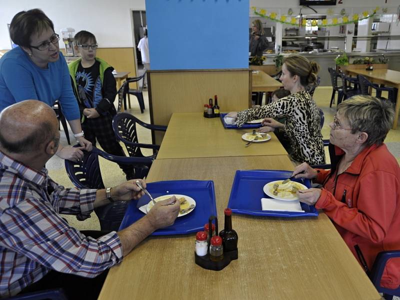 Rodiče, kteří mají zájem o dietní stravování svých dětí ve školní jídelně, mohli v sobotu ochutnat některé pokrmy. Nová dietní jídla jim představili kuchaři z jídelny v Kratochvílo­vě ulici.