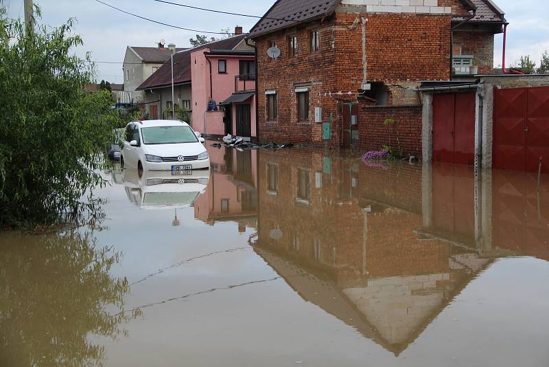 Voda z Olešnice zaplavila v noci na čtvrtek 15. října 2020 několik ulic v Brodku u Přerova. Pod vodou se ocitlo asi dvacet domů a hasiči odčerpávali laguny, které se zde vytvořily.