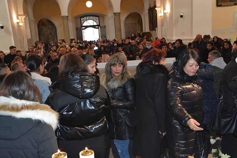 Tradiční romský pohřební průvod se vydal z kostela sv. Vavřince přes město až na přerovský hřbitov. Doprovodit zesnulou na poslední cestě přišel velký zástup lidí. 7. ledna 2022