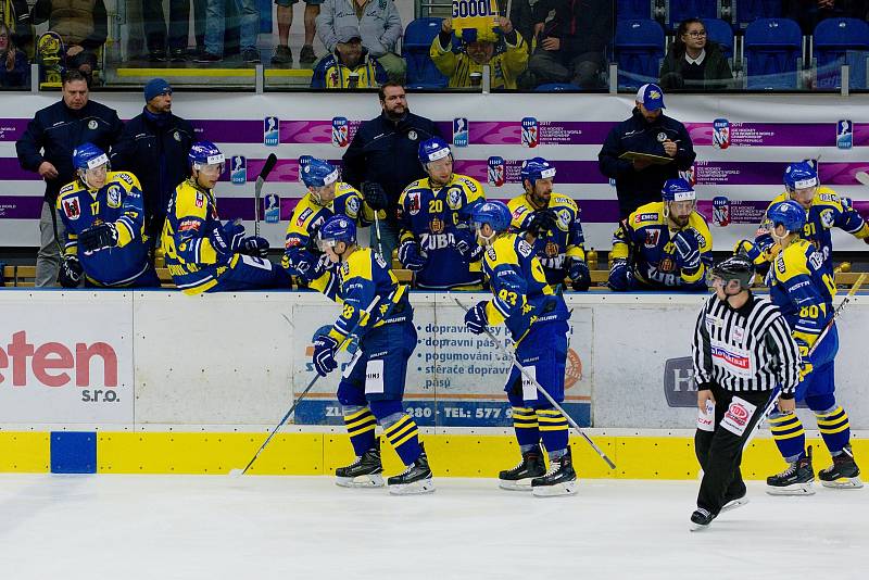 Hokejisté Přerova (v modrém) proti Ústí nad Labem (7:4).