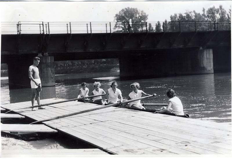 Přerovské veslování slaví 90 let. Přebornice ČSR s trenérem Širokým poblíž loděnice u jezu v roce 1953.