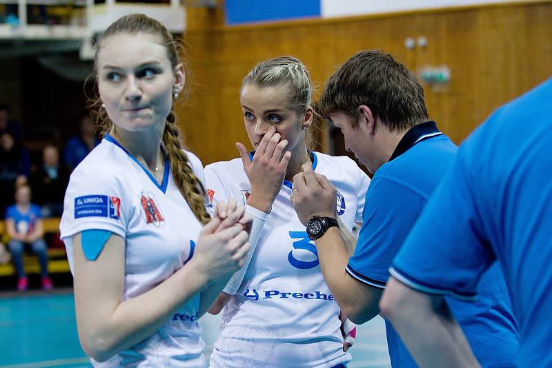 Volejbalistky Přerova (v bílém) proti PVK Olym Praha (3:2).