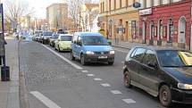 V kolonách postávali řidiči v Palackého ulici v Přerově. Důvodem je uzavírka tří ulic v centru města