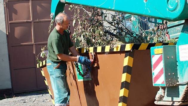 Hnědé kontejnery na rostlinný odpad, které jsou od září rozmístěny v ulicích Přerova, sváželi tento týden pracovníci technických služeb