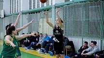 Basketbalistky TBS Přerov (v černém) v utkání s Bruntálem.