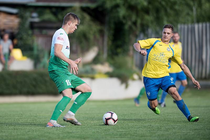 Fotbalisté Kozlovic (ve žlutém) doma porazili Bzenec 2:0.