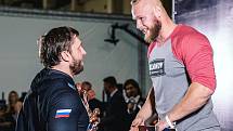 Jiří Tkadlčík přebírá cenu od hvězdy ruského vzpírání Dmitry Klokova