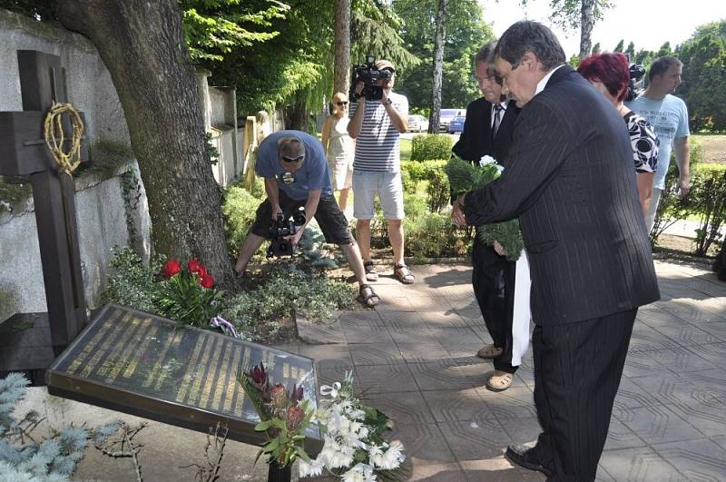 Pietní vzpomínka na oběti masakru na Švédských šancích na přerovském hřbitově