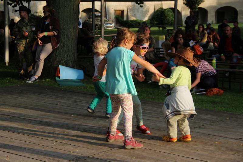 Pohodová nálada vládla v sobotu na osmnáctém ročníku festivalu trampské, folkové a bluegrassové hudby Tovačovský portál.