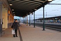 Kvůli výhrůžce neznámého anonyma, která uzavřela hlavní nádraží v Olomouci, Ostravě, Brně či Prostějově, nabraly vlaky zpoždění. Na opožděné spoje museli čekat i cestující v Přerově.