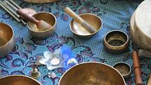 Muzikoterapeutka a arteterapeutka používala k předjarní meditaci šamanské bubny a vytváření mandal