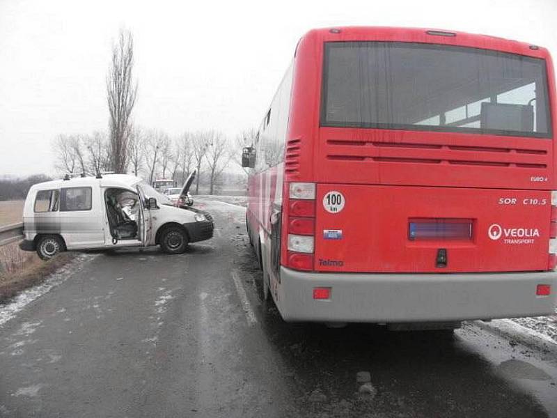 Srážka volkswagenu a autobusu mezi Grymovem a Kozlovicemi