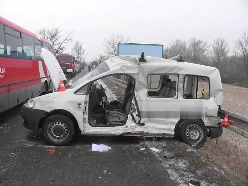 Srážka volkswagenu a autobusu mezi Grymovem a Kozlovicemi