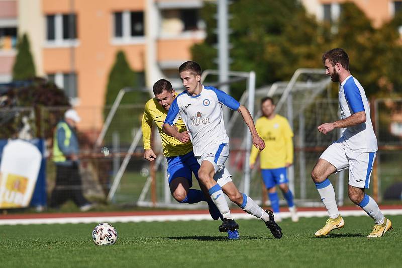 Divizní derby mezi fotbalisty Přerova (v bílém) a Kozlovicemi.