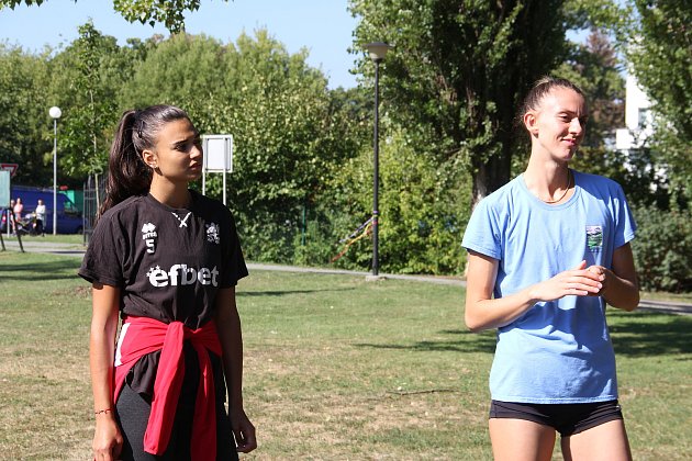 Extraligový tým žen Volejbalu Přerov se připravuje na sezonu 2022/23. Yoanna Atanasovová a Isabel Kovačičová (zleva)