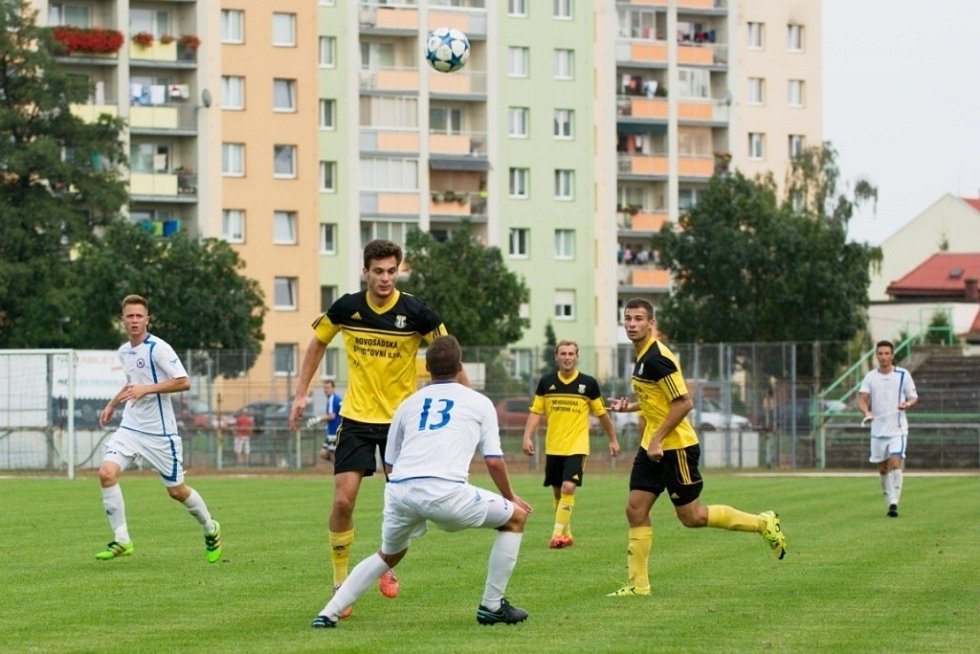 Fotbalisté Přerova (v bílém) proti Novým Sadům. 
