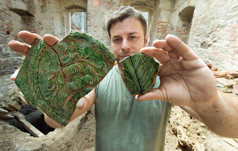 Rekonstrukce renesančního paláce na Helfštýně - archeologové odkryli v původních místnostech torza zeleně glazovaných kamnových kachlů.