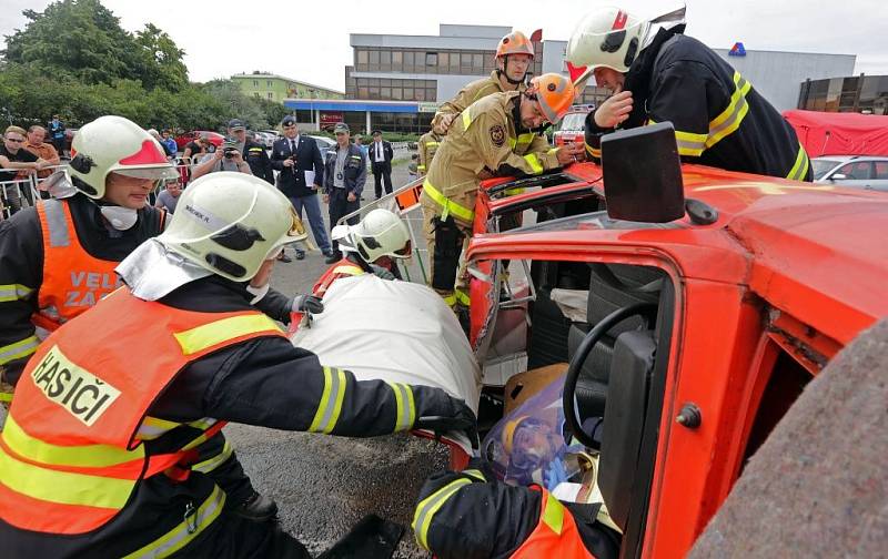 Regionální soutěž ve vyprošťování zraněných osob z havarovaných vozidel.  Družstvo Přerov.