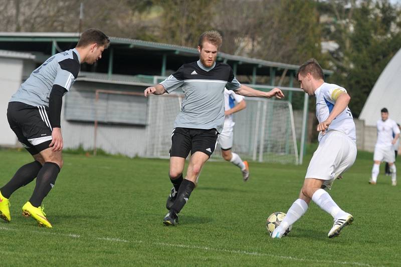 Fotbalisté Želatovic (v černošedém) proti Kralicím