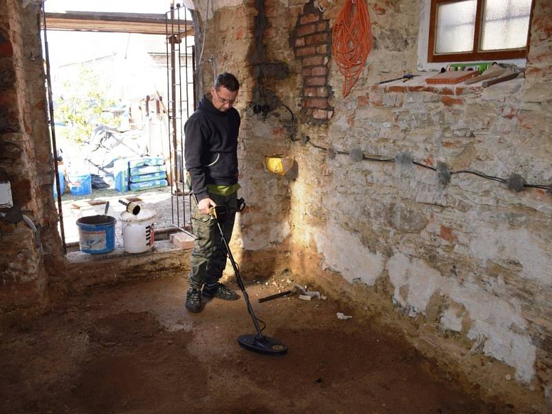 Dvě ze čtyř nalezených mincí v terénní vyrovnávce pod podlahou kaplev Dobrčicích pomohl nalézt Ondřej Vénos s detektorem kovů.