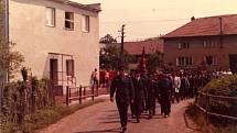 Slavnostní průvod k otevření nové hasičárny v obci Loučka, která se začala stavět v roce 1975.