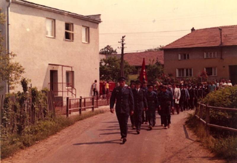 Slavnostní průvod k otevření nové hasičárny v obci Loučka, která se začala stavět v roce 1975.