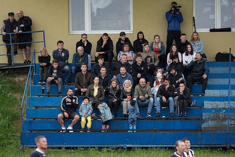 Fotbalisté Beňova v přátelském utkání s Želatovicemi (v pruhovaném).