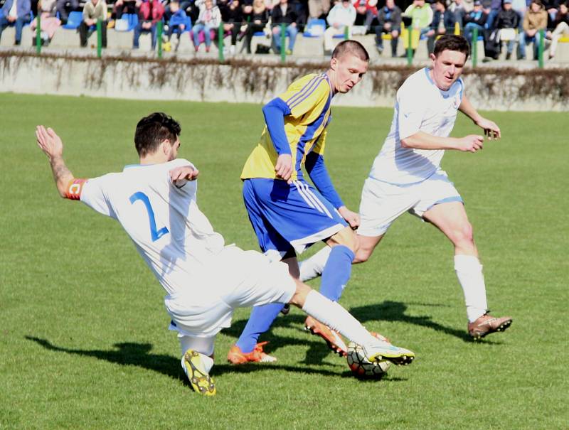 Fotbalisté Přerova (v bílém) v derby proti Kozlovicím.